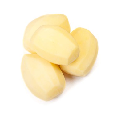 Beyaz bir arka plan üzerinde izole ham soyulmuş patates