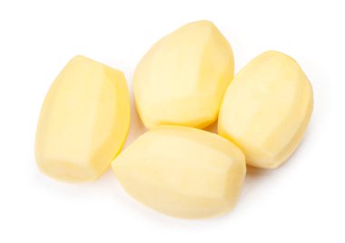 Beyaz bir arka plan üzerinde izole ham soyulmuş patates