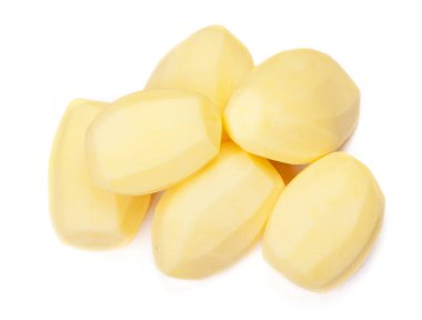 Beyaz bir arka plan üzerinde izole ham soyulmuş patates
