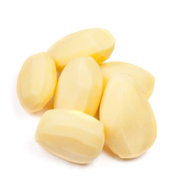 Beyaz bir arka plan üzerinde izole ham soyulmuş patates