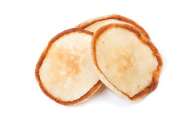 Beyaz bir arka plan üzerinde izole sade krep yığını