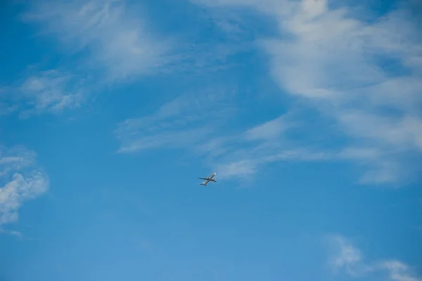夏の深い曇り空で飛行機 — ストック写真