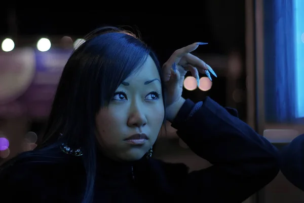 美丽的亚洲女孩的肖像户外在夜间城市 — 图库照片