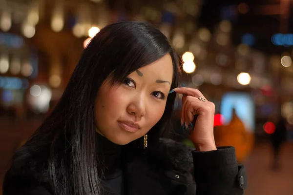 Porträt Eines Hübschen Asiatischen Mädchens Freien Bei Nacht Stadt — Stockfoto