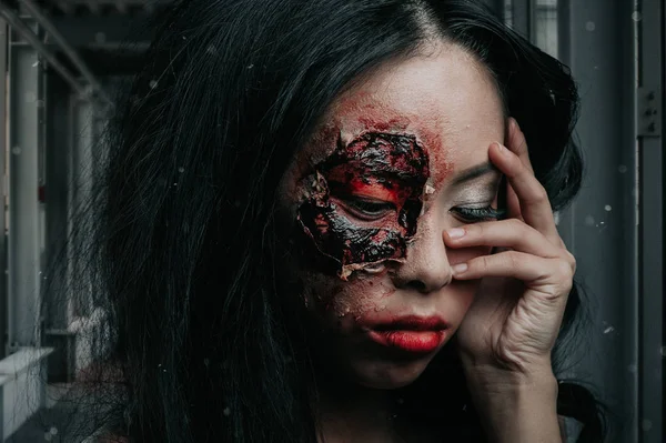 Närbild Porträtt Hemskt Skrämmande Zombie Kvinna Med Blodiga Öga Skräck — Stockfoto