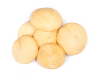 Beyaz arka plan üzerinde izole pasta kurabiye yığını