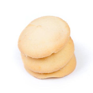 Beyaz arka plan üzerinde izole pasta kurabiye yığını