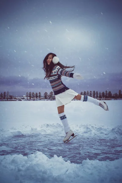 Κορίτσι Πατινάζ Εξωτερικούς Χώρους Χειμώνα Χιόνι — Φωτογραφία Αρχείου