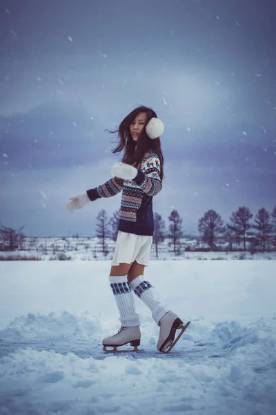 Menina Patinação Livre Inverno Com Neve — Fotografia de Stock