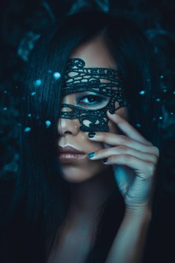 Siyah dantel maskesi gözleri üzerinde güzel Asyalı kadın portresi