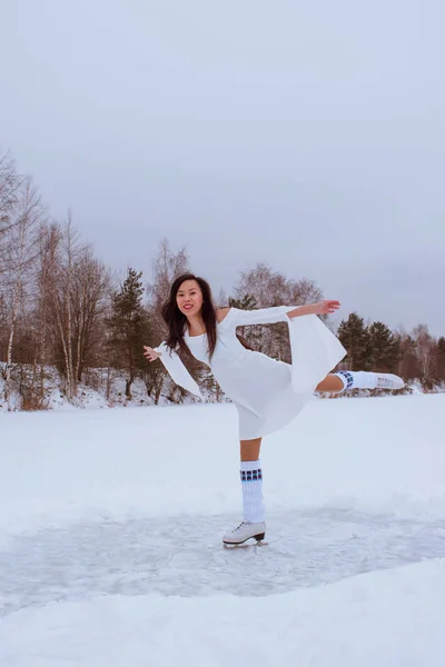 Asiatische Mädchen Weißen Kleid Freien Winter Schlittschuhlaufen — Stockfoto