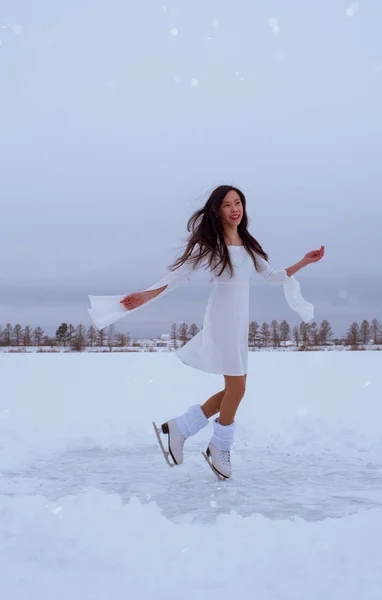 Ασιατικό Κορίτσι Πατινάζ Λευκό Φόρεμα Εξωτερικούς Χώρους Χειμώνα — Φωτογραφία Αρχείου