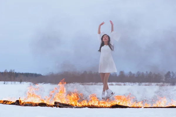 Giovane Donna Sui Pattini Con Fuoco Ardente Sulla Neve Inverno — Foto Stock