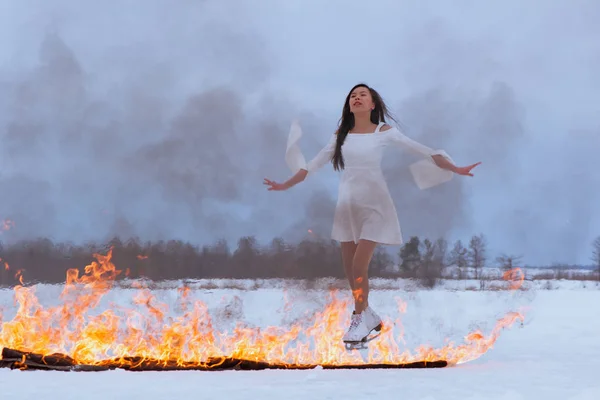 Νεαρή Γυναίκα Για Πατίνια Καύση Φωτιά Στο Χιόνι Στο Χειμώνα — Φωτογραφία Αρχείου