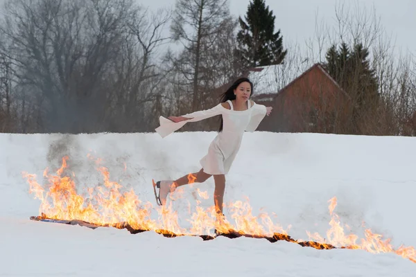 Giovane Donna Sui Pattini Con Fuoco Ardente Sulla Neve Inverno — Foto Stock