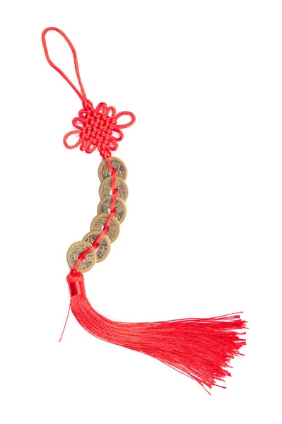 中国古代钱币连接的红线象征的财富 中国新年装饰隔离在白色背景 — 图库照片