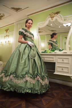 Eski Saray iç yeşil vintage elbise giyen retro Barok moda kadın portresi