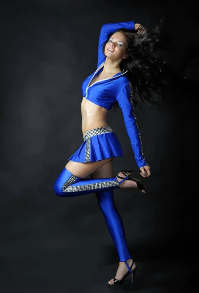 Roztomilá Žena Modrém Kostýmu Tancuje Studiu — Stock fotografie
