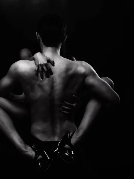 Güçlü bir adam ve kadın el arka