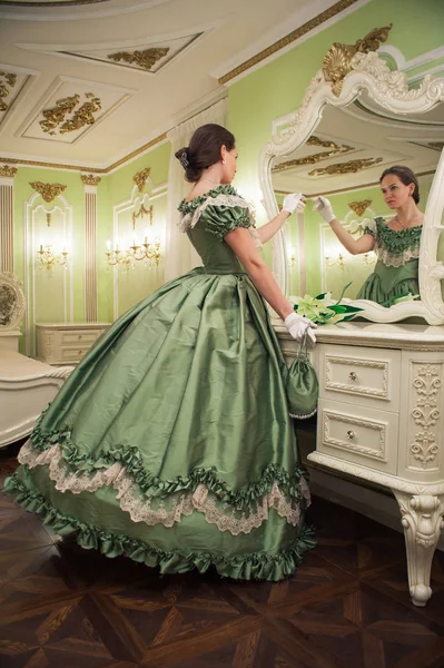 Πορτρέτο Του Ρετρό Μπαρόκ Μόδα Γυναίκα Φοράει Πράσινο Vintage Φόρεμα — Φωτογραφία Αρχείου