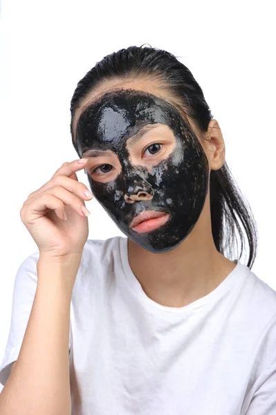 アジアの女性ので 彼女の顔は 美しさの概念は 白で隔離に黒スパ マスク — ストック写真