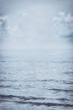 Denizin dalgaları üzerinde Moody gökyüzü