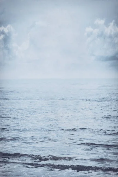 Κυκλοθυμική Ουρανό Πάνω Από Κύματα Της Θάλασσας — Φωτογραφία Αρχείου