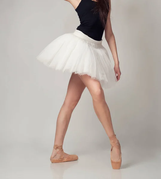 Dançarina Balé Feminino Irreconhecível Com Tutu Sapatos Pontiagudos Fundo Estúdio — Fotografia de Stock