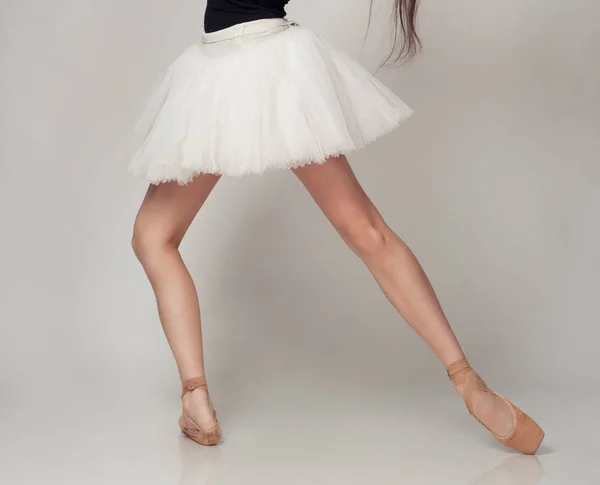 Oigenkännlig Kvinnliga Balettdansös Med Tutu Och Pointe Skor Studio Bakgrund — Stockfoto