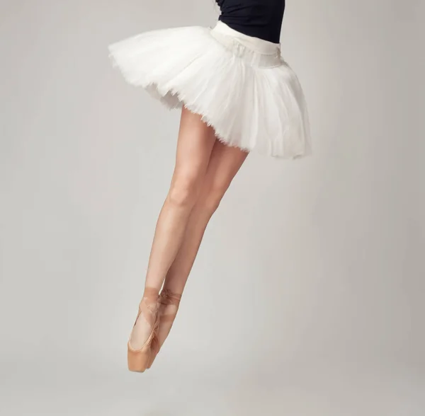 Danseuse Ballet Féminine Méconnaissable Avec Tutu Pointes Arrière Plan Studio — Photo