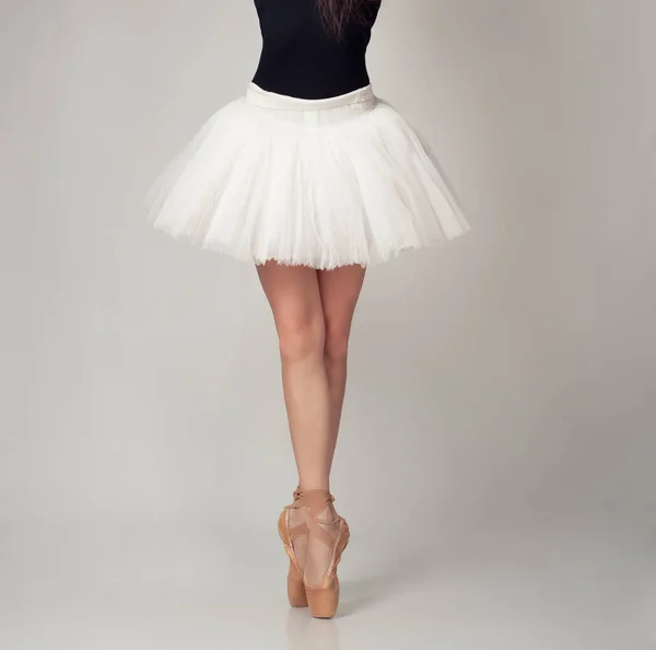 Onherkenbaar Vrouwelijke Balletdanser Met Tutu Pointe Schoenen Studio Achtergrond — Stockfoto