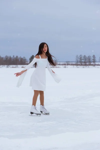 Schöne Junge Frau Auf Schlittschuhen Weißen Kleid Freien Bei Winterlichem — Stockfoto