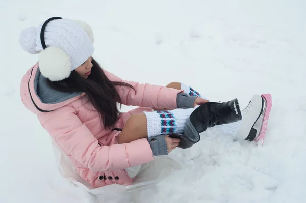 Дівчина Одягає Ковзани Відкритому Повітрі Взимку — стокове фото