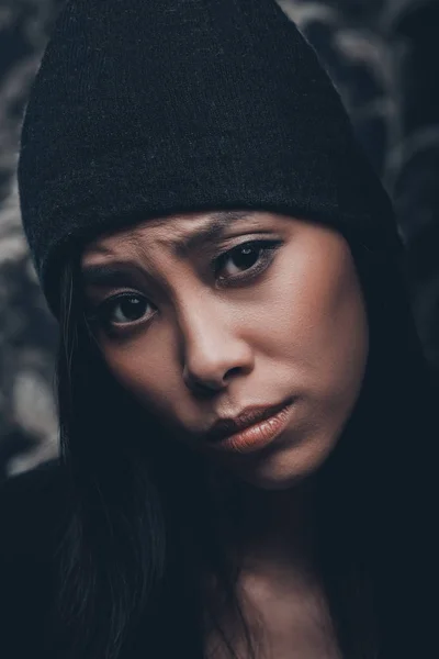 Πορτρέτο Της Ασίας Νεαρή Γυναίκα Στο Καπάκι Μαλλί — Φωτογραφία Αρχείου