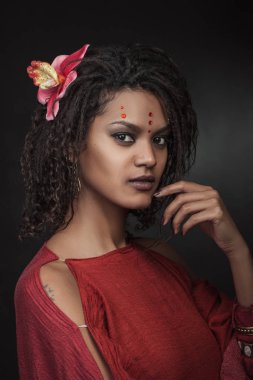 Kadın saç modeli dreadlocks ve kırmızı elbiseler ile