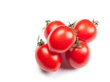 Grup beyaz arka plan üzerinde izole taze kiraz domates