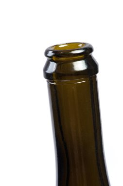 Açılan şampanya şişesi üzerinde beyaz izole boyun