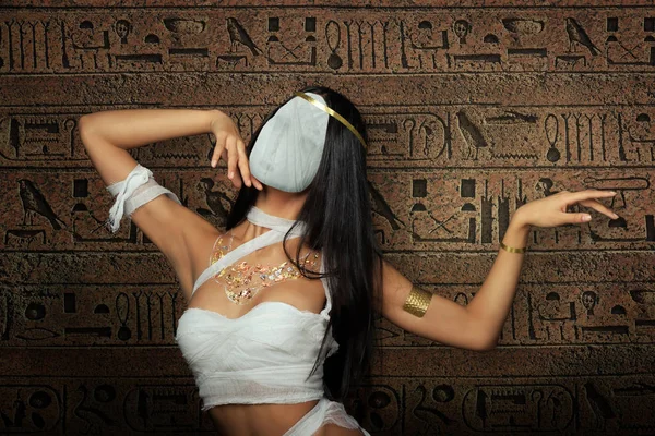 Kobieta Sexy Obandażowaną Mumia Tle Hieroglifów Egipt — Zdjęcie stockowe