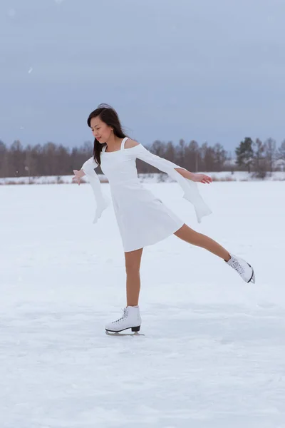 Hübsche Junge Frau Auf Schlittschuhen Weißen Kleid Winterlichen Park Freien — Stockfoto