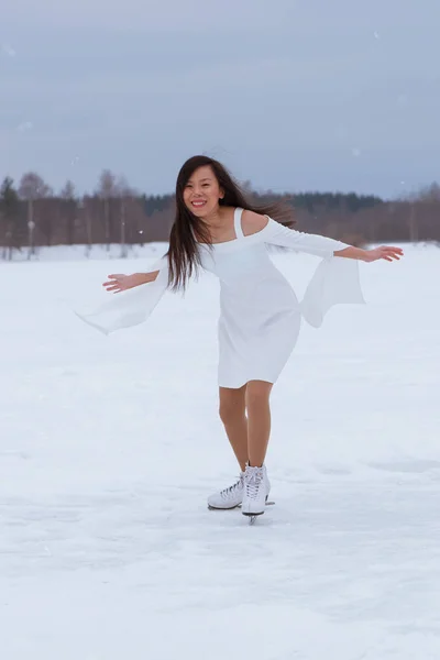 Όμορφη Νεαρή Γυναίκα Στα Σαλάχια Τον Λευκό Φόρεμα Στο Χειμώνα — Φωτογραφία Αρχείου