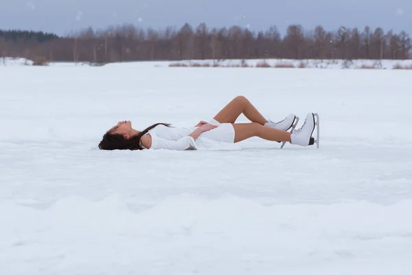 Pretty Young Woman Skates White Dress Winter Frozen Park Outdoors — Stock Photo, Image