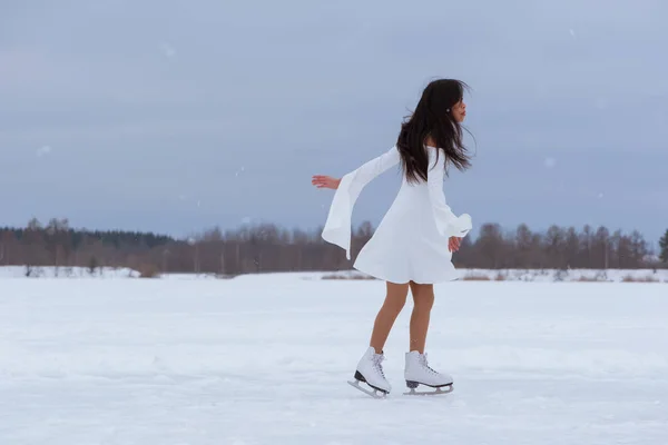 Красива Молода Жінка Ковзанах Білій Сукні Взимку Заморожений Парк Відкритому — стокове фото
