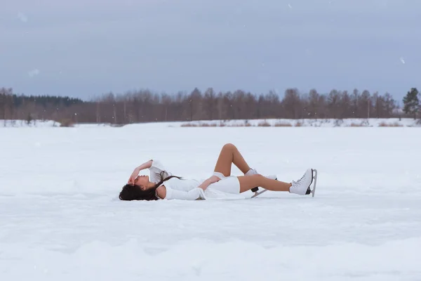 Hübsche Junge Frau Auf Schlittschuhen Weißen Kleid Winterlichen Park Freien — Stockfoto