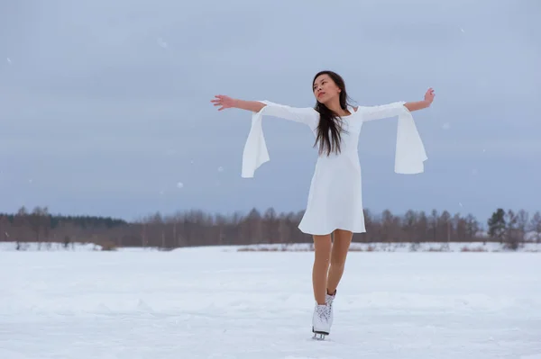 Pretty Young Woman Skates White Dress Winter Frozen Park Outdoors — Stock Photo, Image