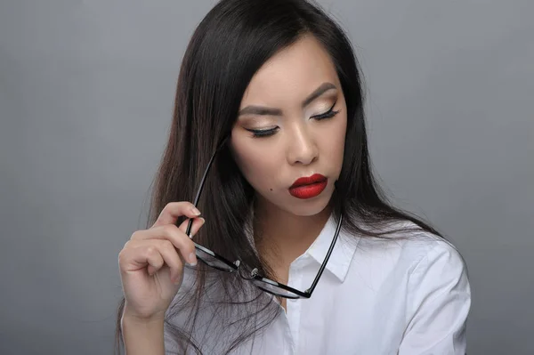 Portret Van Mooie Jonge Aziatische Meisje Met Bril Witte Blouse — Stockfoto