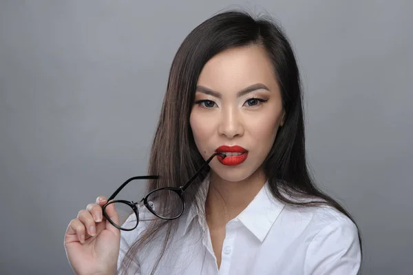 白のブラウスで眼鏡をかけて美しい若いアジアの女の子の肖像画 — ストック写真