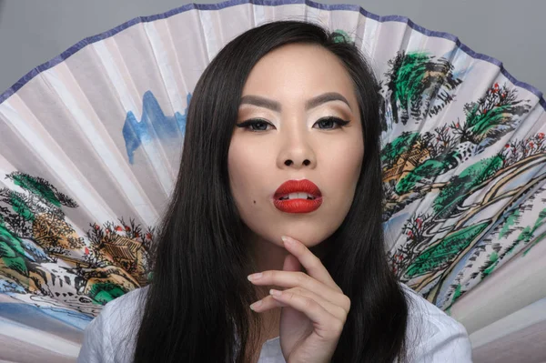 Retrato Bela Jovem Asiática Mulher Com Ventilador Fundo — Fotografia de Stock