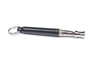 Beyaz izole metal gümüş yüksek frekanslı köpek düdüğü