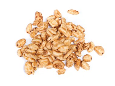 Beyaz arka plan üzerinde izole kabarık buğday tanelerinin yığın