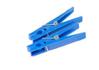 Beyaz arka plan üzerinde izole mavi plastik clothespins dönüştürün